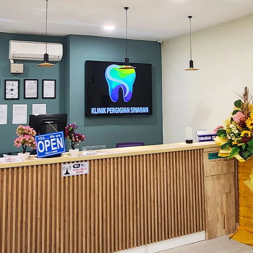 Welcoming clinical reception counter desk at Sinaran Dental Clinic